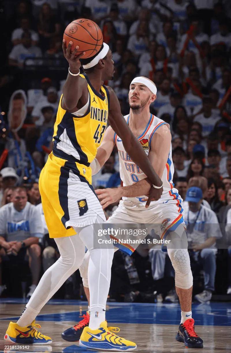 西亚卡姆重返赛场，出色防守首场状态出色，加拿大队观众沸腾！