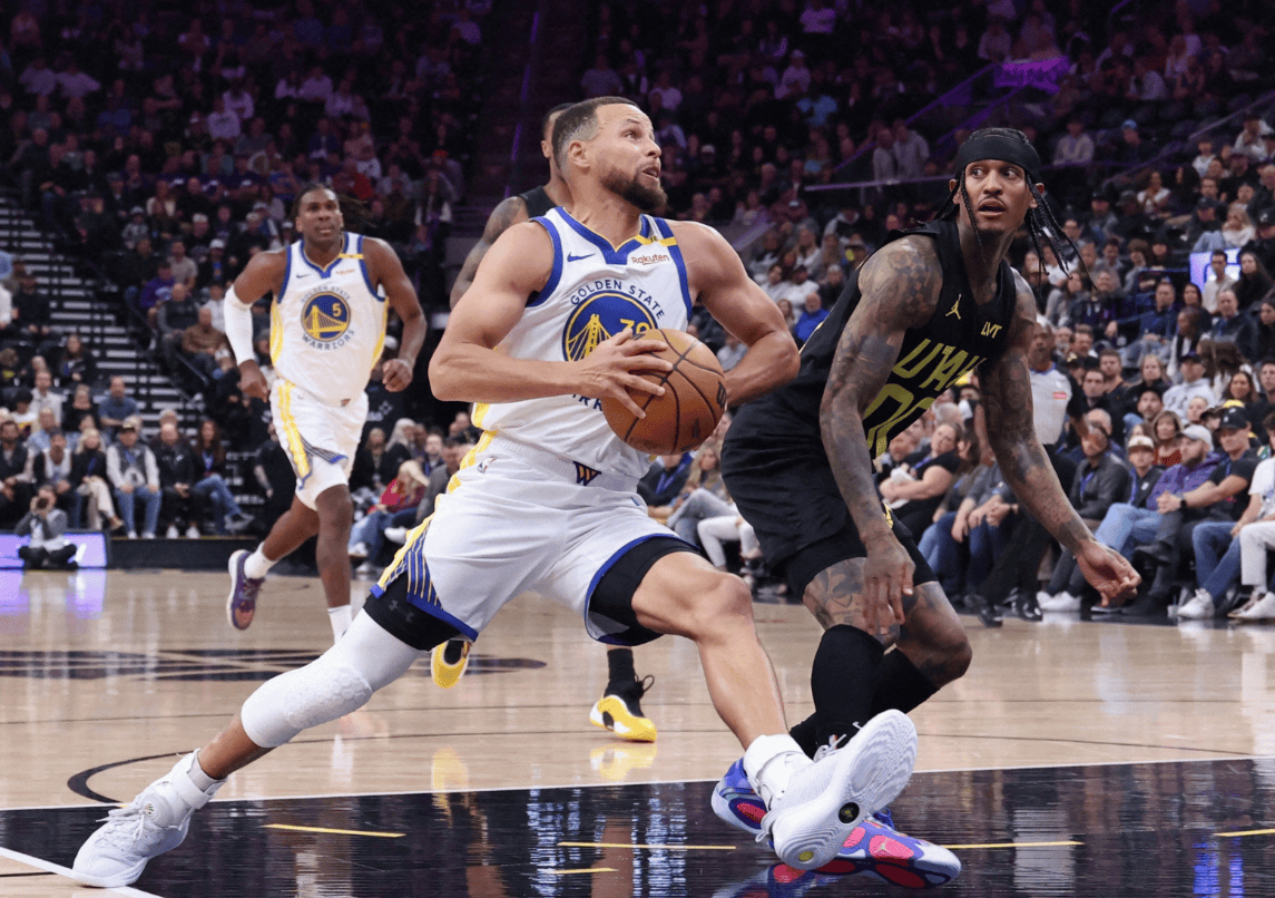 库里迎来二十赛季出色发挥,切尔西观众热烈欢呼! 库里迎来二十赛季出色发挥,切尔西观众热烈欢呼!