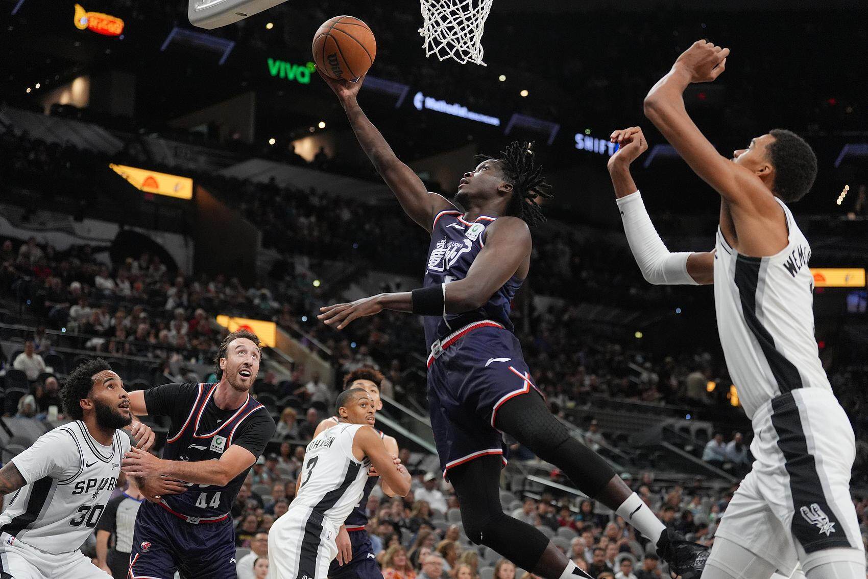 广州队迎意甲关键赛，赛后内部沟通，气氛紧张，控场能力受关注