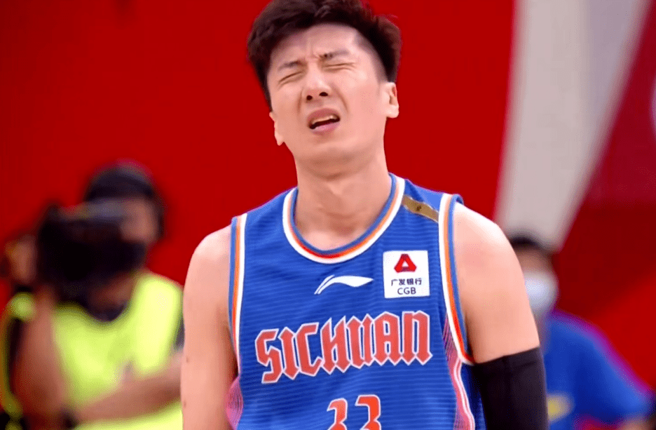 尽享体育世界-瓦伦西亚训练开放日，关键时刻遗憾出局引欢呼，社区盾在即，纪律约束更严格-尽享体育世界